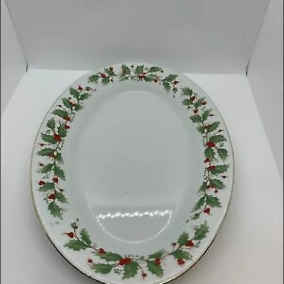 Noel Edition Holly and Berries Fine China Dinnerware